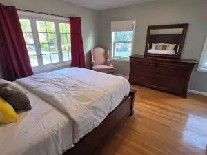 Family-Friendly 3-Bedroom/2.5-Bath House Near NYC Manhattan and MetLife Stadium