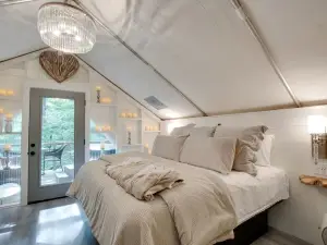 Gorgeous Tented Cabin and Sauna and Hot-tub in Scottsboro, Alabama