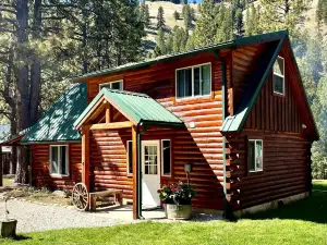Riverfront Cozy Cabin with spacious hot tub on the Middle Fork Payette River.