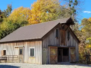 Charming Farmhouse Retreat with Hot Tub