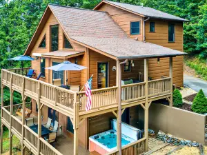 Spacious Murphy Chalet w/ Mtn Views & Hot Tub