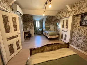 HOUSE 2 BEDROOMS (4people) in TREIGNAC (19 Corrèze) right in the center of the Village