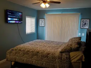 Escape to a cozy cottage on Ausable Lake, in Lupton, Michigan!