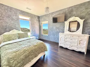 Charming 4-bedroom house with WiFi, AC in delightful Rifle