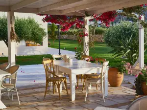 Golden Bay Apartments-Garden Haven