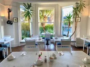Derrin Guest House