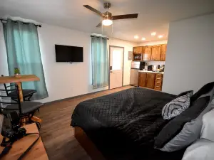 Cozy Retreat w/ Hot Tub, Fire Pit & King Bed