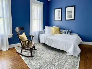 Vintage Retreat: 5 minute walk to downtown, Naval Academy, Stadium and more.