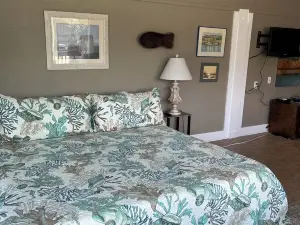 Condo 121 in wonderful Cedar Key with WiFi, AC
