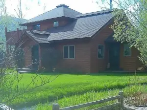 Creekside on Quigley - 3BD Private Home on Trails + Hot Tub