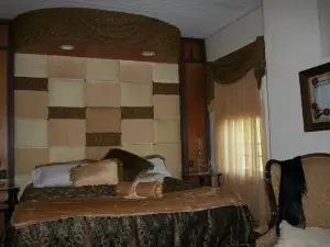 Country Manor - Lower floor