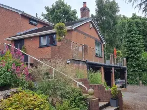 Quiet, Modern Ground Floor Annex Near Theatr Clwyd
