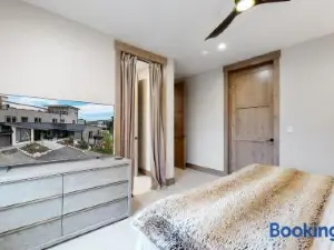 Hot Tub Close to Dining, Main St, and Ski Shuttle