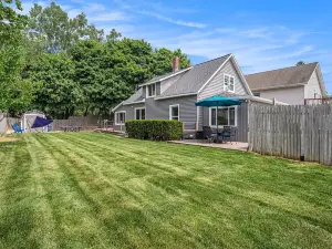 A backyard oasis a block from the beach! Hot Tub, Tiki Bar, Ping Pong!