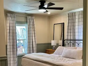 White Little Cottage-Newly Renovated-Pets-Family