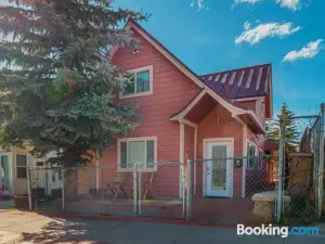 1880s Victorian Remodel - 1 2 Block from Downtown