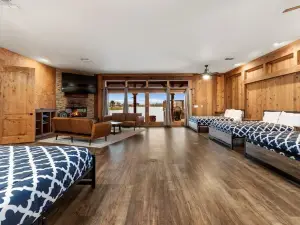 ★Main Lodge ★Delightfully Retreat Texas Ranch, lake, sleep 28-32★