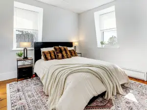 Explore Dtwn, Parks & Colleges: Cozy Worcester Apt