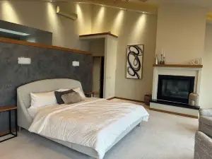 Spacious 7-bedroom house on the Lake, with AC, WiFi,  in peaceful Menomonie WI