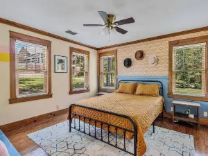 The Lakeside Giddy Up Getaway - Explore Lindale's Wineries and Canton Trade Days