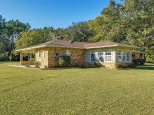 Vintage Chipley Getaway on Large Private Property