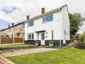 3 Bed House - Sleeps 5 - Parking - Garden - Wifi