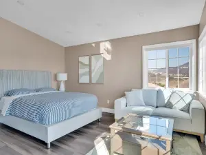 Luxury Studio with Lake Views and Spacious Balcony