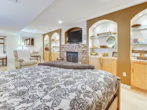 CO Springs Apartment in the Pines w/ Treehouse!