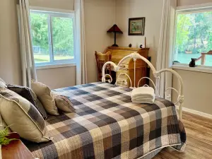 Riverfront Gem with Big Deck, Fishing & Adventure. Comfy Beds, Upgraded Beauty