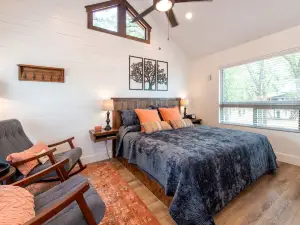Elm Mott Tree House for Glamping near Magnolia, Texas