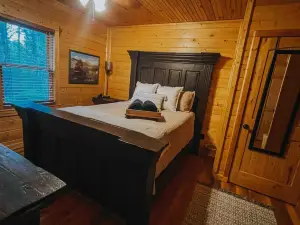 Peaceful Cabin on 12 Acres w Hot Tub & Fire Pit