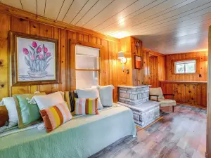 Riverfront Hallstead Cabin: Kayaks & Fire Pit!