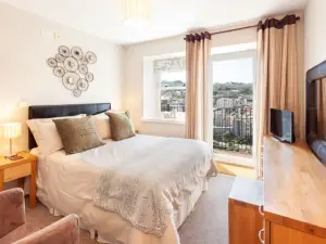 Superb sea front apartment with great sea views