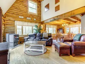 3 Mi to Umass Amherst: Peaceful New England Cabin