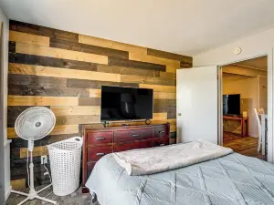 Comfy Apartment Close to Downtown and Beaches!