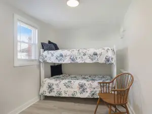 Beautiful 2 bed cottage by Coldwater Lake!