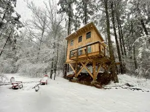 Luminous Peaceful Treehouse with Incredible Forest Views and Fire Pit in Arkansas