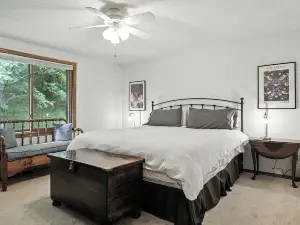 樹屋湖泊與小徑小屋三卧室小屋