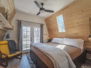The Cabin on Main St., A Quiet Getaway with whole family, History. Pet friendly.
