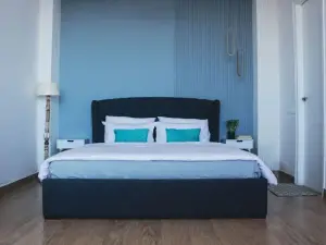 The Blue Door - Luxurious home with a Sunset View