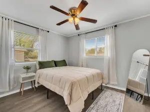Luxury Retreat in Prime Location-Wifi & Yard-5 Min to Fort Sill and Downtown!