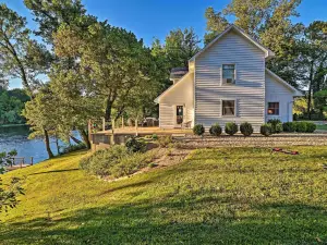 'Riverside Hide-a-Way' w/ Fire Pit, Fishing, BBQ