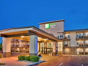 Holiday Inn Express & Suites BRANSON 76 CENTRAL by IHG
