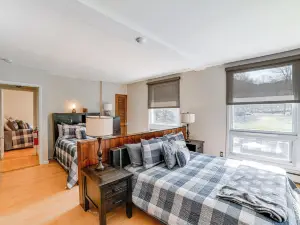 Massive Roscoe Retreat: Great for Large Groups!