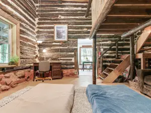 12 Mi to Staunton River State Park: Off-grid Cabin