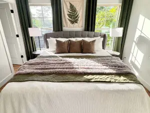 Charming 3-bedroom 2 bathroom bungalow near Lake Martin