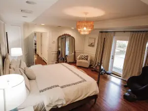 Lake house cozy to relax with a family. 6 bedroom very spacious house.