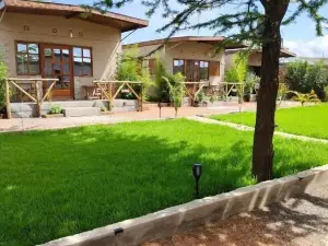 Emirishoi Cottages & Garden Bistro