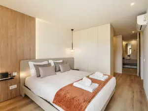 Green Coast Beachfront Retreat by Minho's Guest