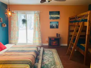 The Riverfront Retreat- 27 minutes to Sugarloaf!